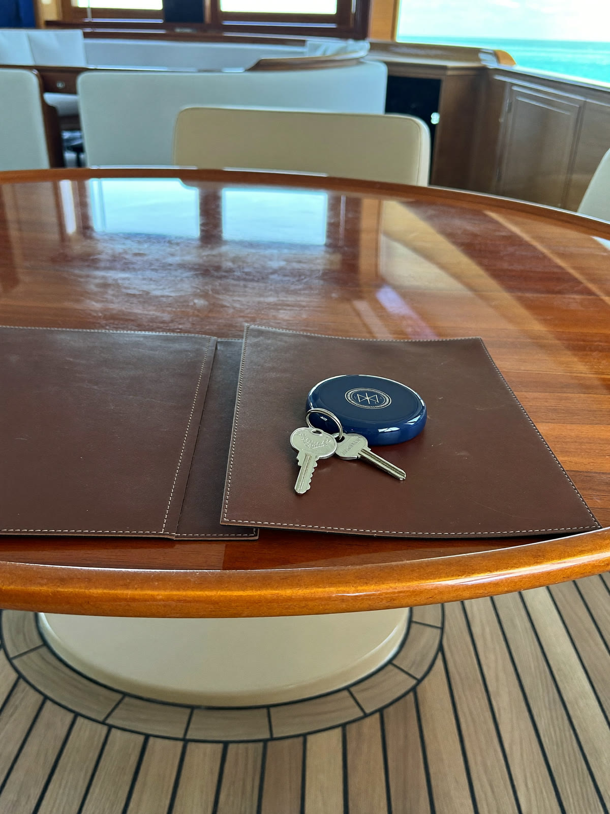 Llaves de un yate con flotador azul marino sobre una carpeta de documentos